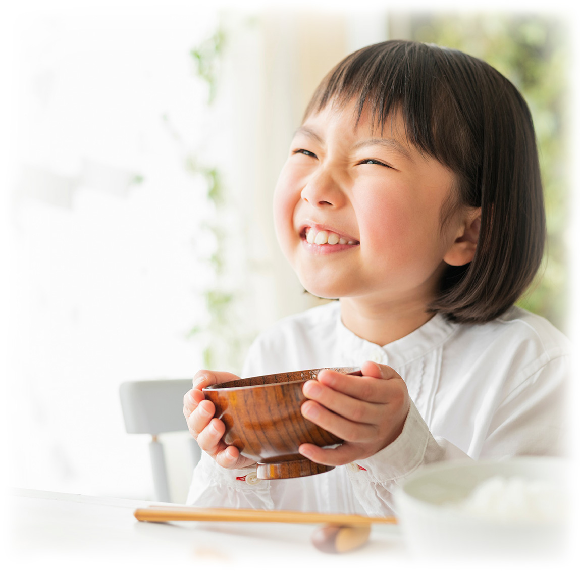 食事をする女の子